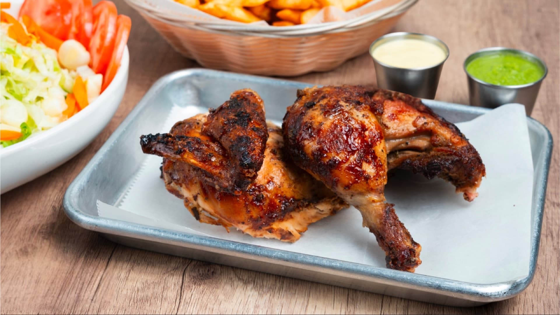 Crispy fried chicken wings with dipping sauce